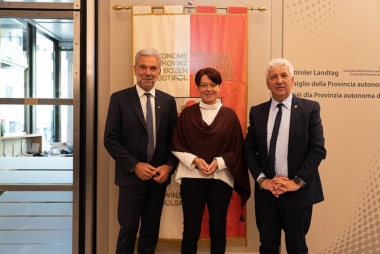 © Tiroler Landtag/Oswald Die drei LandtagspräsidentInnen (v.li.) Arnold Schuler (Südtirol), Sonja Ledl-Rossmann (Tirol) und Claudio Soini (Trentino)