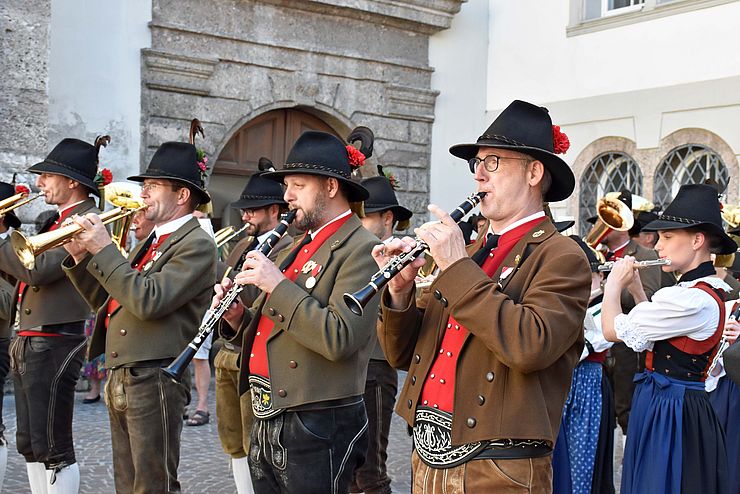 Die MK Amras-Innsbruck und die Schützenkompanie Amras gestalteten den Landesüblichen Empfang anlässlich des Herz-Jesu-Tages in Innsbruck.