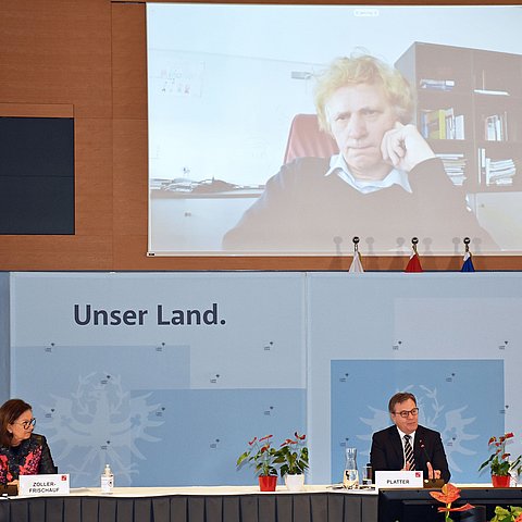 Im Rahmen einer heutigen Pressekonferenz in Innsbruck stellte LH Günther Platter (rechts) gemeinsam mit Wirtschaftslandesrätin Patrizia Zoller-Frischauf (links) das Projekt „Health Hub Tirol“ vor. Per Livestream zugeschalten war Prof. Josef Penninger (Mitte), Direktor am Life Science Institute der University of British Columbia in Vancouver/Kanada, der am ersten „Health Hub“ am Standort Innsbruck mit seinem Team Projekte zum Thema Diabetes umsetzen wird.