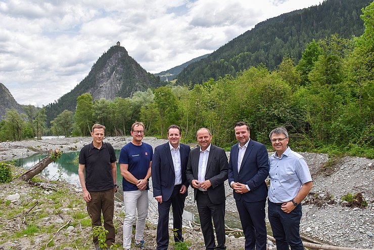 © Land Tirol/Jansenberger Gruppenfoto von mehreren Männern im Freien.