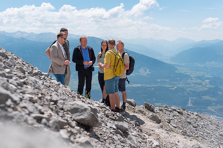 Gruppe am Berg bespricht sich