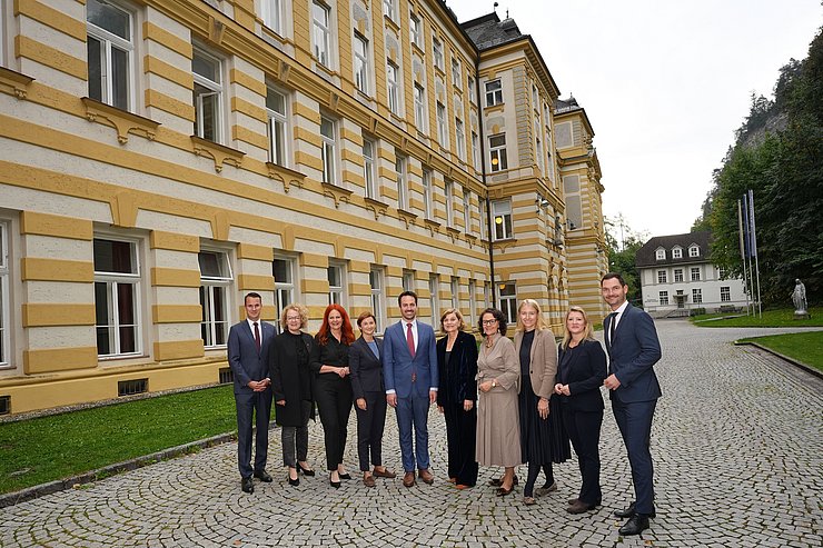 Gruppenfoto mit mehreren Männern und Frauen in Feldkirch.