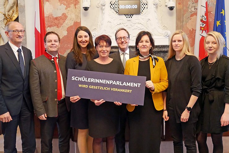 Die ErstunterzeichnerInnen (v.li.) LTVP Toni Mattle, KO Markus Abwerzger, LA Sophia Kircher, LTPin Sonja Ledl-Rossmann, KO Dominik Oberhofer, KO Andrea Haselwanter-Schneider, LTVPin Stephanie Jicha und LA Elisabeth Fleischanderl freuen sich über die breite Zustimmung zur gesetzlichen Verankerung des SchülerInnenparlaments.