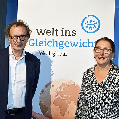 Soziallandesrätin Christine Baur mit dem Experten für Globales Lernen Friedensforscher Prof. Werner Wintersteiner.