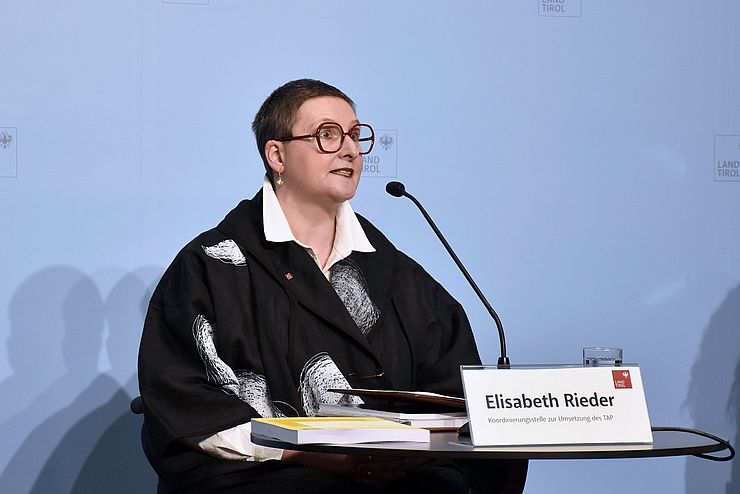 Elisbeth Rieder beim Sprechen