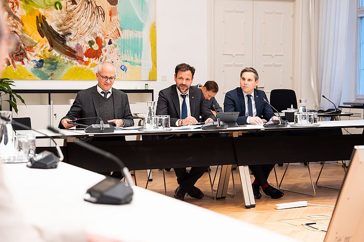 Tirols Verkehrsausschussvorsitzender Florian Riedl (Mitte) und sein Stellvertreter Christian Kovacevic (re.) führten mit Tarek Al-Wazir (Vorsitzender des Verkehrsausschusses im Deutschen Bundestag) durch das Arbeitsgespräch.