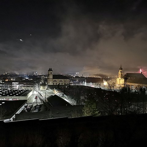 Nachthimmel über Innsbruck mit starkem Rauch