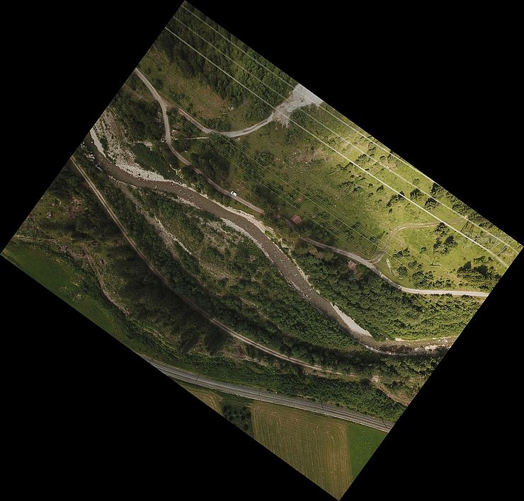 Luftbild aus dem Jahr 2020. Das Bachbett des Grundbaches hat sich komplett verändert. Massive Geschiebeanlandungen drücken den Bach immer mehr Richtung Norden.