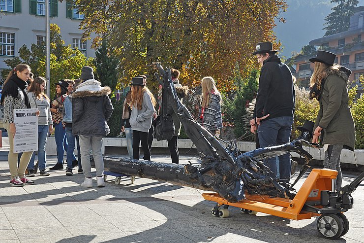 © BH Kufstein / Rinner Schülerinnen und Schüler mit BH Dr. Platzgummer beim Baum