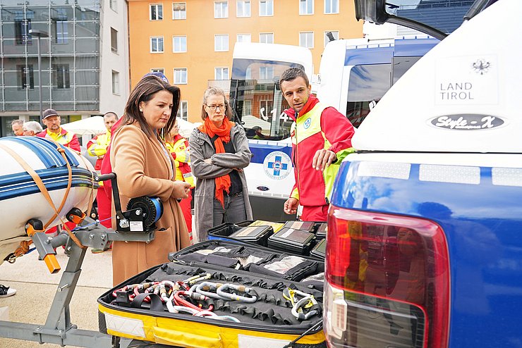 Mair und andere Personen blicken auf Ausrüstung