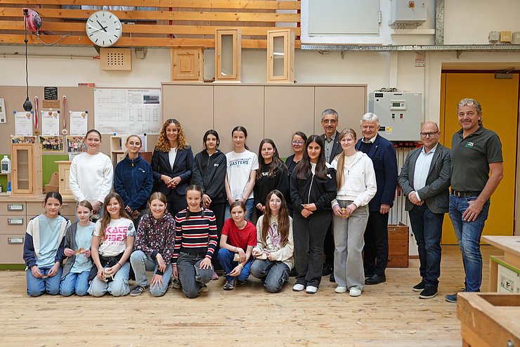 Mehrere Menschen posieren für ein Gruppenbild.