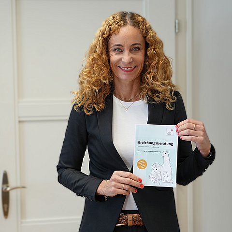 LRin hält Folder der Erziehungsberatung