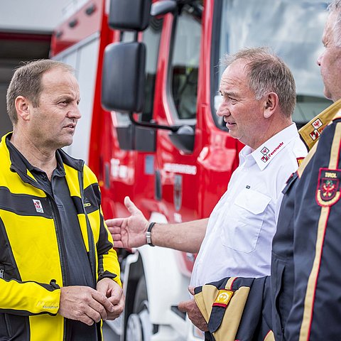 Zivilschutz-Probealarm mit 1.025 Feuerwehr-Sirenen in Tirol:  LHStv Josef Geisler mit Landesfeuerwehrkommandant Peter Hölzl und Landesfeuerwehrinspektor Alfons Gruber (Symbolbild).