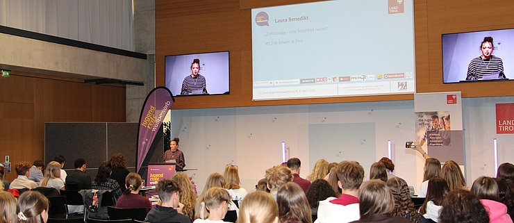 Jugendliche spricht vor Publikum