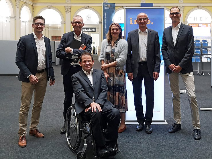 Michael Kraxner (Chief Technology Officer, MCI) Rektor Andreas Altman (MCI), LRin Annette Leja, LR Anton Mattle, Tommy Mayr (Prokurist, MCI), Seyrling Rainer (Abteilung Wirtschaftsstandort, Digitalisierung und Wissenschaft, Land Tirol).