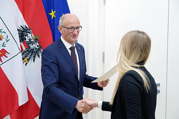Landeshauptmann Mattle schüttelt einer jungen Dame die Hand. 