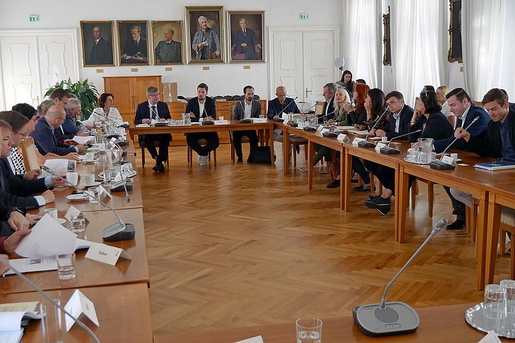Im Anschluss gab es eine gemeinsame Sitzung mit den Tiroler KollegInnen des Ausschusses für Föderalismus und Europäische Integration. Bildmitte: Ausschussvorsitzender LA Michael Mingler sowie sein baden-württembergischer Kollege Willi Stächele (li.).