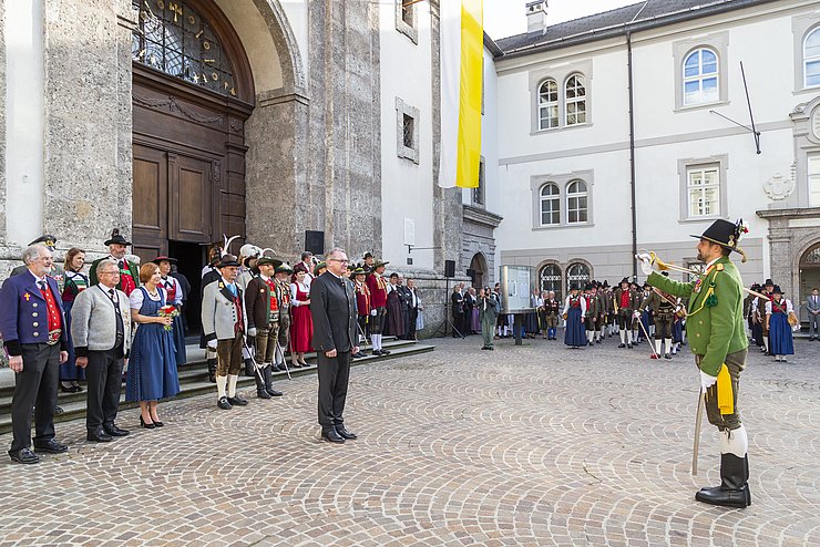 Empfang mit Traditionsverbänden aufgereiht, LR Tratter vorne
