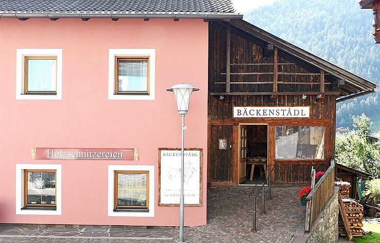 Aussenansicht des Museums "Klaubaufmuseum im Bäckenstadl" in Lienz, Osttirol.