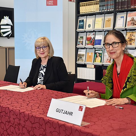LRin Beate Palfrader und Rektorin Elisabeth Gutjahr unterzeichnen den Kooperationsvertrag zwischen Land Tirol und dem Mozarteum. 