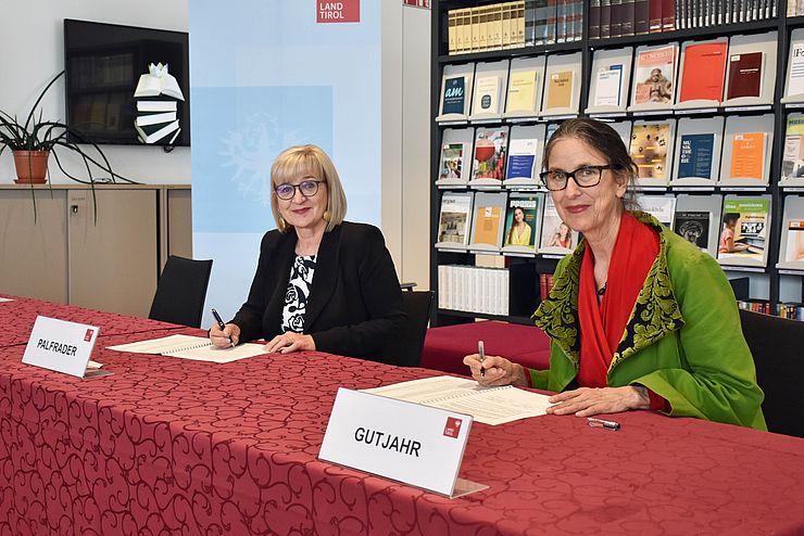 LRin Beate Palfrader und Rektorin Elisabeth Gutjahr unterzeichnen den Kooperationsvertrag zwischen Land Tirol und dem Mozarteum. 