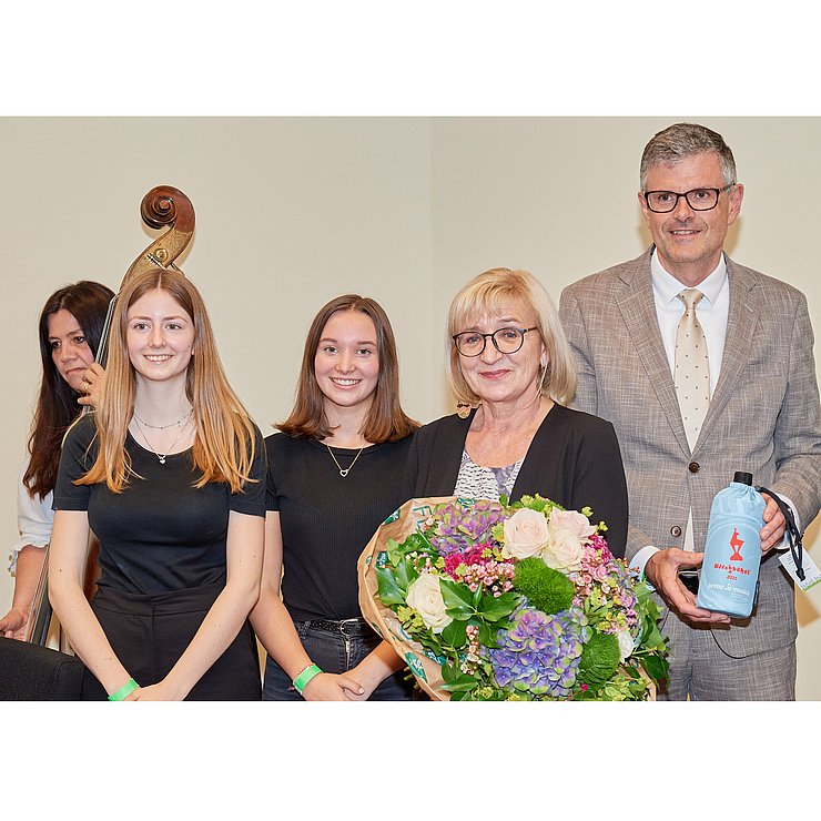 Beate Palfrader (Mitte) mit Kitzbühels Bürgermeister Klaus Winkler und zwei ausgezeichneten jungen Musikerinnen mit ihrer Lehrerin. 