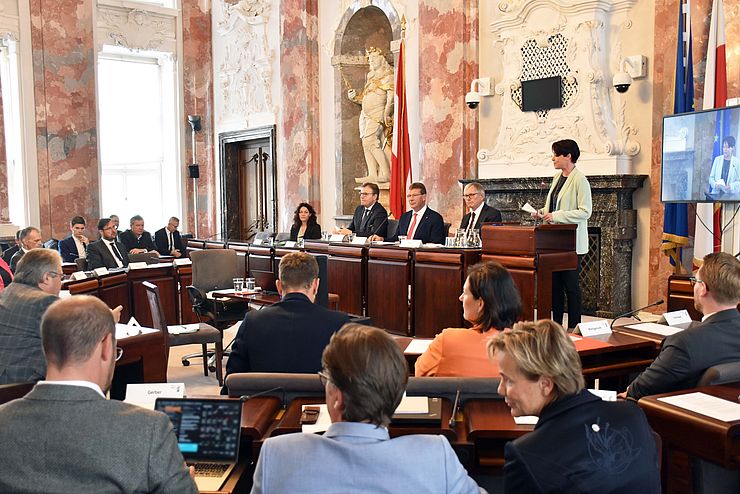 Im Landtagssitzungssaal im Innsbrucker Landhaus trafen heute die Verkehrsausschüsse des Tiroler Landestages und des Nationalrates aufeinander. 
