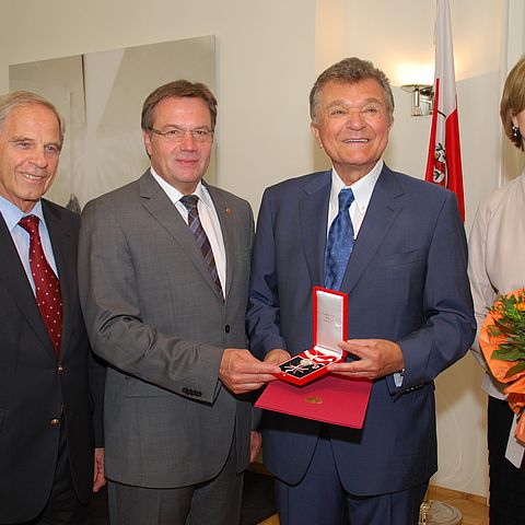 KR Manfred Swarovski mit seiner Frau bei der Verleihung der Bundesauszeichnung durch LH Günther Platter und Franz Troppmaier (damaliger Bgm von Wattens) im Jahr 2011.
