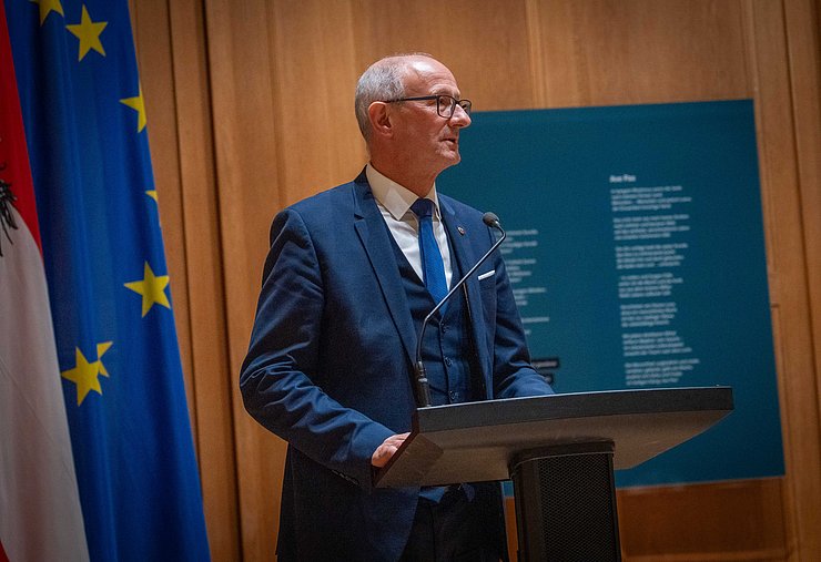 Landeshauptmann Mattle am Rednerpult.