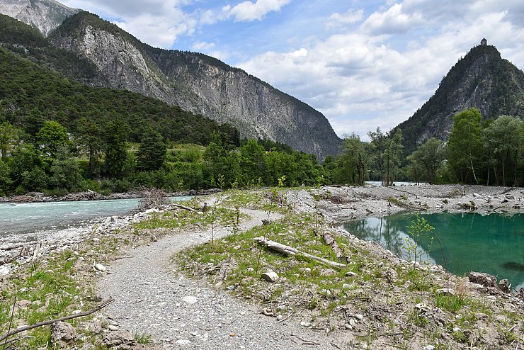 © Land Tirol/Jansenberger Ein weg neben dem Gewässer.