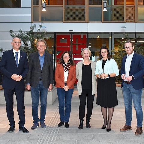 Sieben Personen stehen im Foyer des Landhauses 2 in Innsbruck nebeneinander:  links LH Anton Mattle, AK Tirol-Präsident Erwin Zangerl, amg-tirol-GF Bernadette Kendlbacher, AMS Tirol-GF Sabine Platzer-Werlberger, Arbeitslandesrätin Astrid Mair, ÖGB Tirol-Vorsitzender Philip Wohlgemuth, David Narr, Fachkräftekoordinator der Wirtschaftskammer Tirol (ganz rechts, durch Bildschnitt nicht mehr zu sehen).