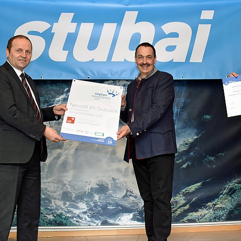 Der WildeWasserWeg in Neustift im Stubaital entschied Landes- und Bundeswertung für sich und holte sich den Neptun Wasserpreis 2021: LHStv Josef Geisler bei der Übergabe der Auszeichnung an Vizbgm Andreas Gleirscher und TVB-Obmann Adrian Siller (von rechts). 