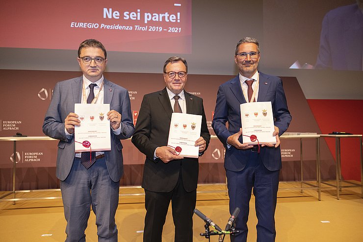 Präsentation der Gründungsverträge, die bereits in der Früh formell am Brenner unterzeichnet wurden.