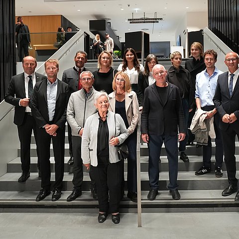Gruppenfoto aller PreisträgerInnen (v. l., hintere Reihe): LHStv Josef Geisler, Franz Posch (Tiroler Volkskulturpreis), Ivana Pristašová Zaugg (Preis für Zeitgenössische Musik), Anna Schober (Poetry-Slam-Förderpreis), Friederike Gösweiner (Großes Literaturstipendium), Juri Velt (Förderpreis für Zeitgenössische Kunst), Magdalena Frauenberg (Förderpreis für Zeitgenössische Kunst), Emil Kaschka (Großes Literaturstipendium, Poetry-Slam-Würdigungspreis), Kulturreferent LH Anton Mattle; vordere Reihe (v. l.): Johannes Maria Staud (Landespreis für Kunst), Stephan Bliem, Helga und Martina Keiler (Tiroler Volksbühnenpreis), Christoph Hinterhuber (Hauptpreis für Zeitgenössische Kunst).