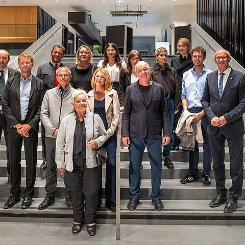 Gruppenfoto aller PreisträgerInnen (v. l., hintere Reihe): LHStv Josef Geisler, Franz Posch (Tiroler Volkskulturpreis), Ivana Pristašová Zaugg (Preis für Zeitgenössische Musik), Anna Schober (Poetry-Slam-Förderpreis), Friederike Gösweiner (Großes Literaturstipendium), Juri Velt (Förderpreis für Zeitgenössische Kunst), Magdalena Frauenberg (Förderpreis für Zeitgenössische Kunst), Emil Kaschka (Großes Literaturstipendium, Poetry-Slam-Würdigungspreis), Kulturreferent LH Anton Mattle; vordere Reihe (v. l.): Johannes Maria Staud (Landespreis für Kunst), Stephan Bliem, Helga und Martina Keiler (Tiroler Volksbühnenpreis), Christoph Hinterhuber (Hauptpreis für Zeitgenössische Kunst).
