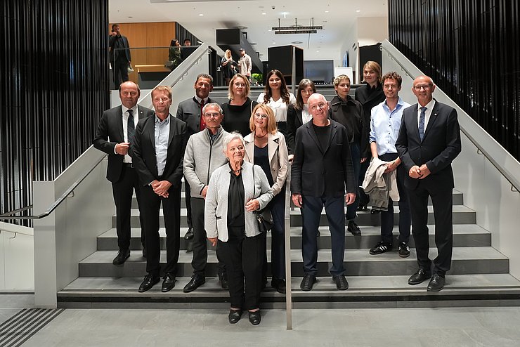 Gruppenfoto aller PreisträgerInnen (v. l., hintere Reihe): LHStv Josef Geisler, Franz Posch (Tiroler Volkskulturpreis), Ivana Pristašová Zaugg (Preis für Zeitgenössische Musik), Anna Schober (Poetry-Slam-Förderpreis), Friederike Gösweiner (Großes Literaturstipendium), Juri Velt (Förderpreis für Zeitgenössische Kunst), Magdalena Frauenberg (Förderpreis für Zeitgenössische Kunst), Emil Kaschka (Großes Literaturstipendium, Poetry-Slam-Würdigungspreis), Kulturreferent LH Anton Mattle; vordere Reihe (v. l.): Johannes Maria Staud (Landespreis für Kunst), Stephan Bliem, Helga und Martina Keiler (Tiroler Volksbühnenpreis), Christoph Hinterhuber (Hauptpreis für Zeitgenössische Kunst).