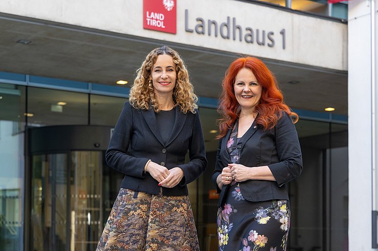 © Land Tirol/Die Fotografen Die Landesrätinnen Cornelia Hagele (r.) und Eva Pawlata (l.) begrüßen den neuen Leitfaden, der die Wahrung des Kindeswohls an Tirols Schulen zum Ziel hat.