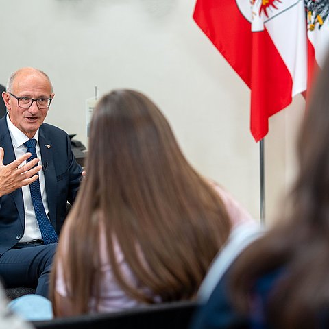 � Land Tirol/Jovanovic „Frag den LH“ im Juli mit dem Franziskanergymnasium Hall