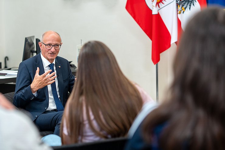 © Land Tirol/Jovanovic Landeshauptmann Anton Mattle im Gespräch