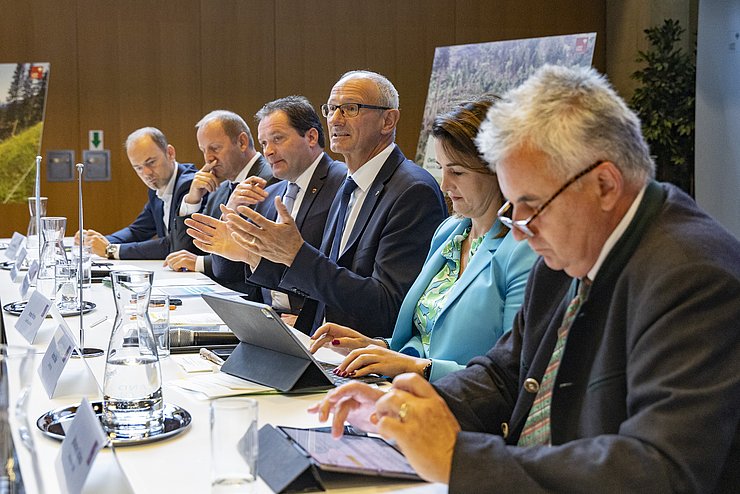 Dass nun schnell gehandelt werden muss, darüber waren sich alle einig (v.li.): Präsident der Landwirtschaftskammer Josef Hechenberger, LHStv Josef Geisler, BM Norbert Totschnig, LH Anton Mattle, LRin Astrid Mair und Johannes Schima, Sektionsleiter BML.