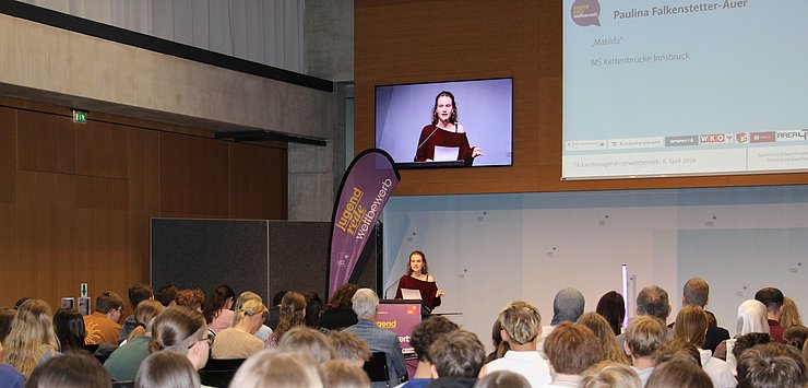 Jugendliche spricht vor Publikum