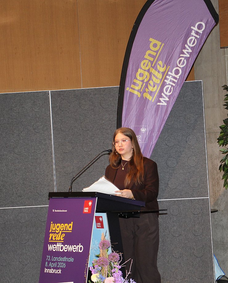 Jugendliche spricht in Mikrofon