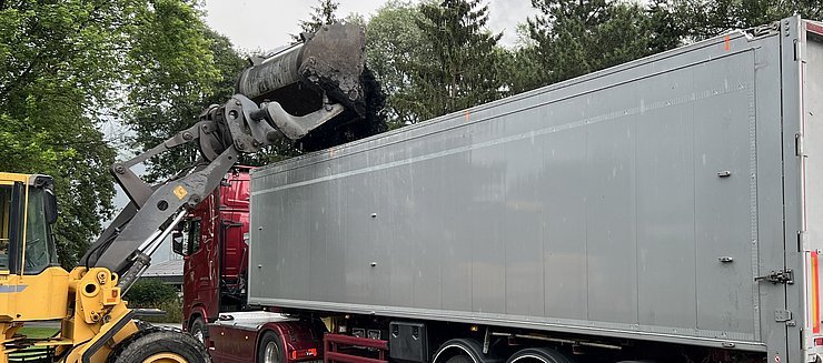 Klärschlamm wird auf einen LKW verladen