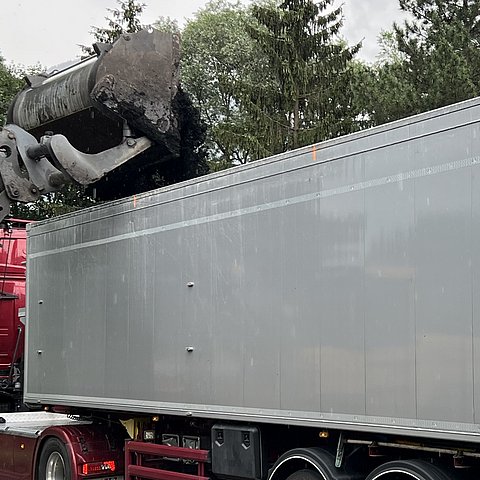 Klärschlamm wird auf einen LKW verladen