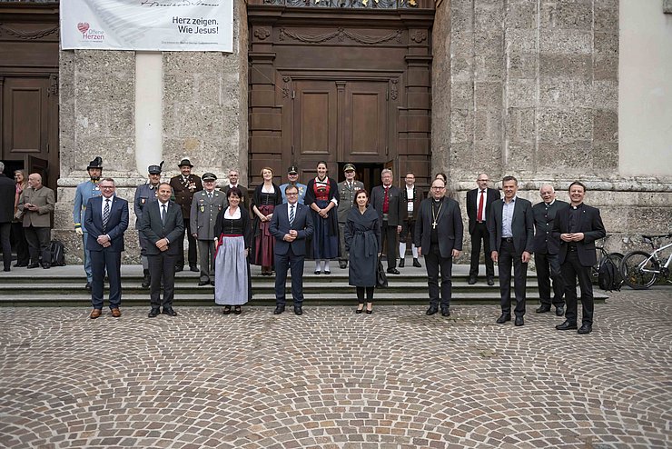 Das Land Tirol hat heute, Freitag, in der Jesuitenkirche in Innsbruck das Herz-Jesu-Gelöbnis erneuert: von links in der ersten Reihe LR Johannes Tratter, LHStv Josef Geisler, LTPin Sonja Ledl-Rossmann, LH Günther Platter, LRin Gabriele Fischer, Bischof Hermann Glettler, Bgm Georg Willi, Alt-LTP Herwig van Staa.