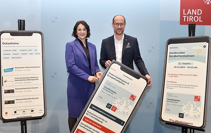 Den Tiroler Familienpass am Handy vorweisen und Gutscheine digital einlösen - LRin Astrid Mair und Digitalisierungslandesrat Mario Gerber freuen sich über die digitale Serviceleistung für Tiroler Familien. 