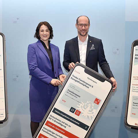 Den Tiroler Familienpass am Handy vorweisen und Gutscheine digital einlösen - LRin Astrid Mair und Digitalisierungslandesrat Mario Gerber freuen sich über die digitale Serviceleistung für Tiroler Familien. 