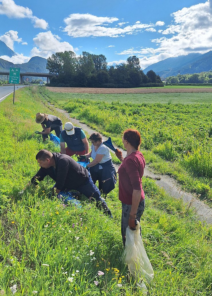 Gruppe von Menschen am Straßenrand