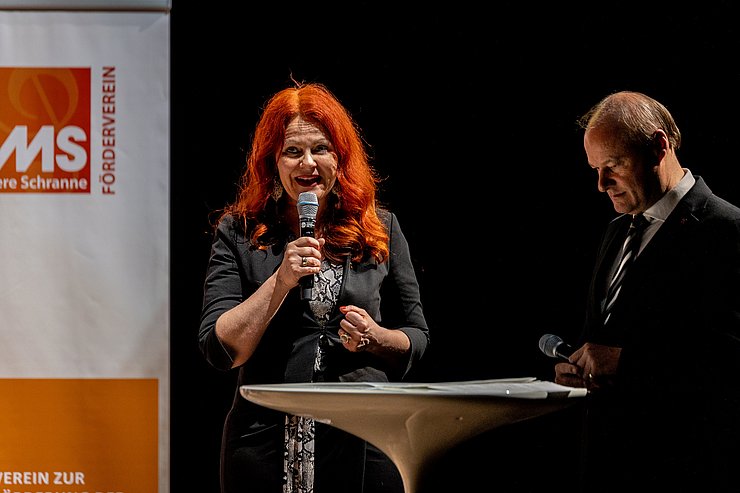 © Land Tirol/Kary Sophie Landesrätin Hagele spricht in ein Mikro.