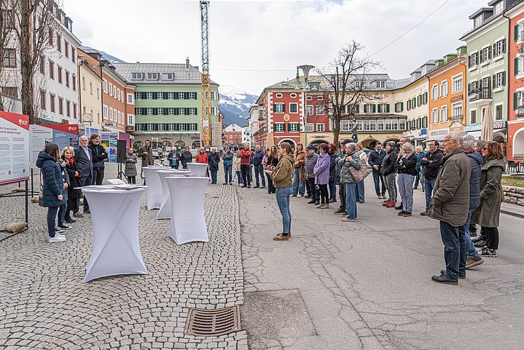 © Josef Hopfgartner Lienz hat die Euregio-Wanderausstellung in ein größeres Ausstellungskonzept im gesamten Stadtzentrum eingebettet. Im Bild die Eröffnung am 23. März 2026.